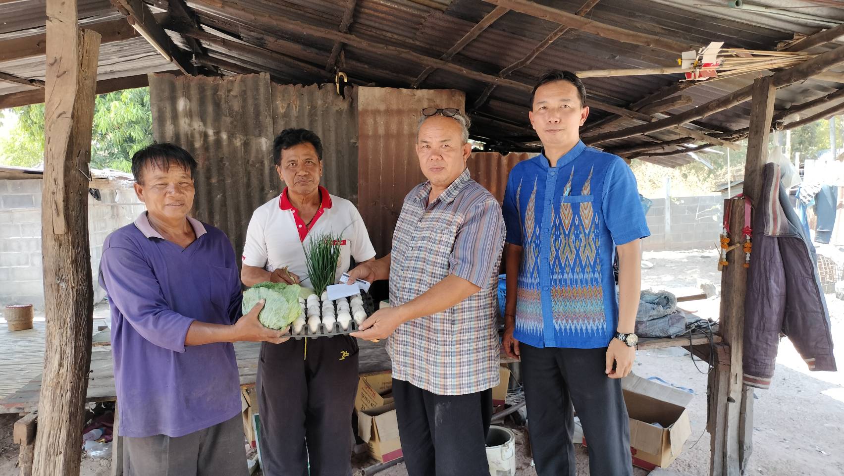 พช.นาเชือก ลงพื้นที่ขับเคลื่อนแก้ไขปัญหาความยากจน ให้ความช่วยเหลือ เยี่ยมเยียน ครัวเรือนตกเกณฑ์ จปฐ.ปี 2566