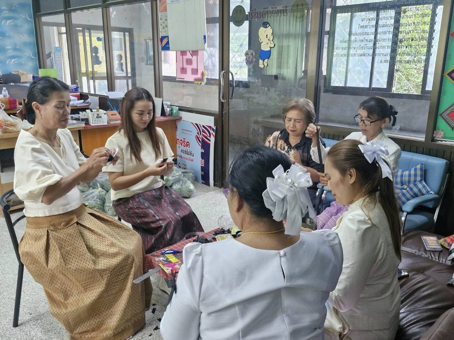 พช.นาเชือก จังหวัดมหาสารคาม : จัดกิจกรรมประดิษฐ์โบว์ริบบิ้นดำ เพื่อแจกจ่ายให้กับผู้เข้าร่วมโครงการแสงน้ำใจไทยทั้งชาติ เดิน วิ่ง ปั่น ป้องกันอัมพาต ครั้งที่ 11 เฉลิมพระเกียรติพระบาทสมเด็จพระเจ้าอยู่หัว