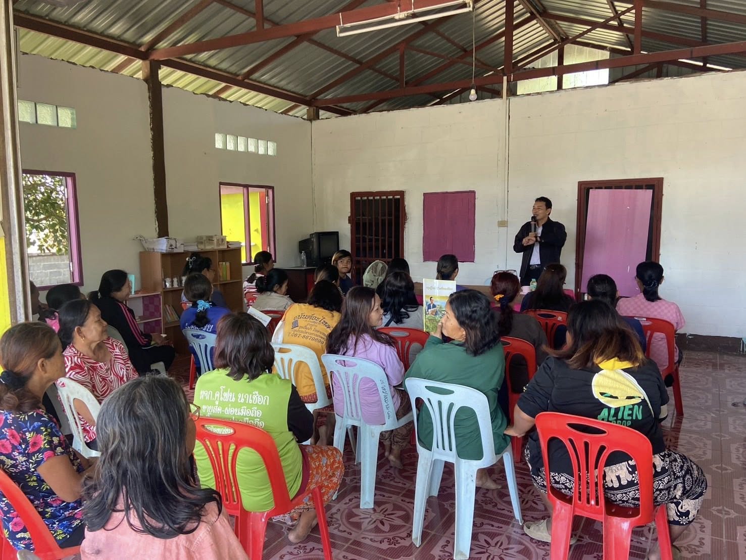 พช.นาเชือก จังหวัดมหาสารคาม ร่วมเป็นวิทยากรบรรยาย โครงการเศรษฐกิจพอเพียง ร่วมกับศกร.ระดับตำบลหนองกุง