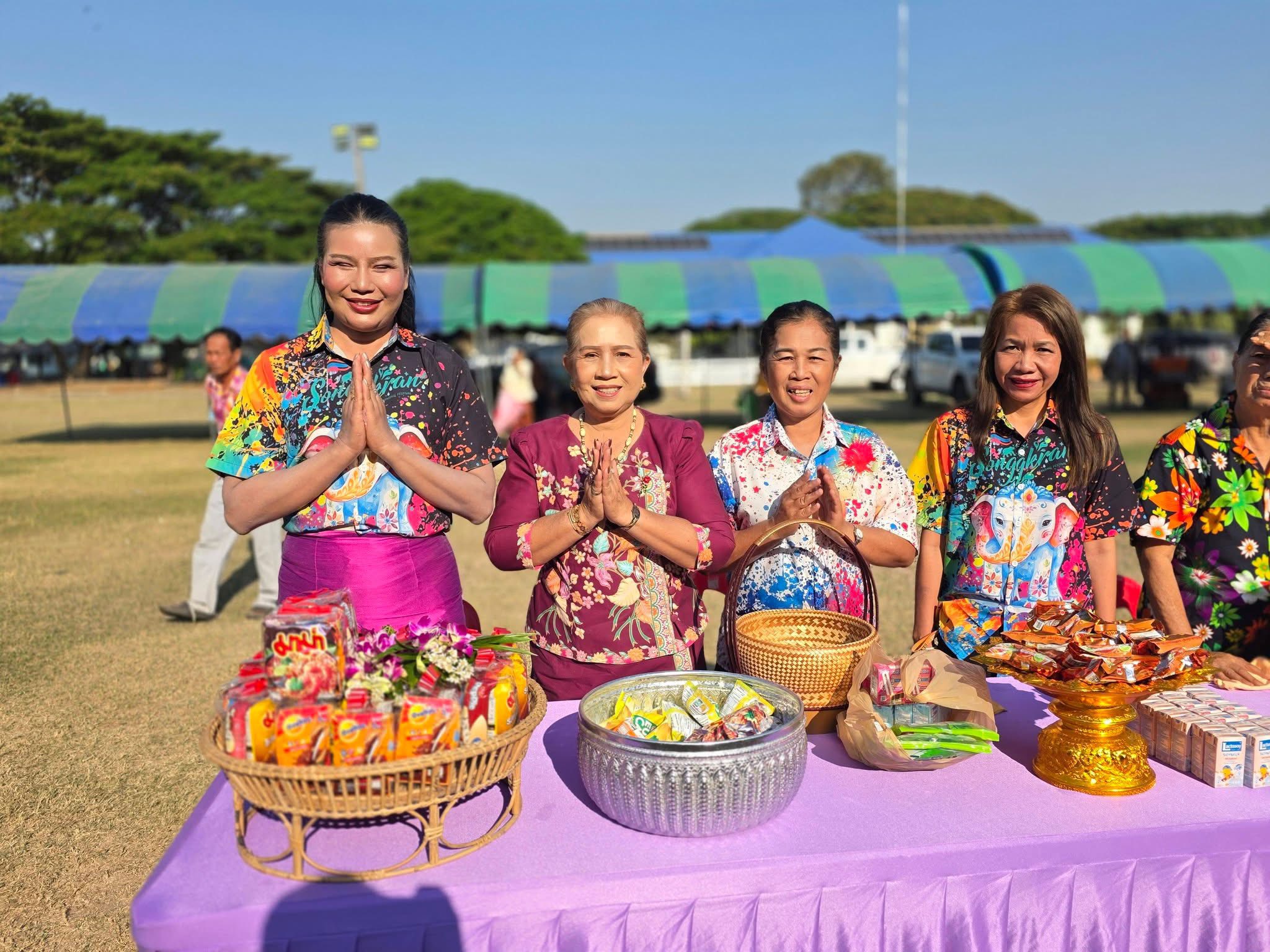สำนักงานพัฒนาชุมชนอำเภอนาเชือก ร่วมพิธีทำบุญตักบาตร เนื่องในวันมหาสงกรานต์ พุทธศักราช 2569
